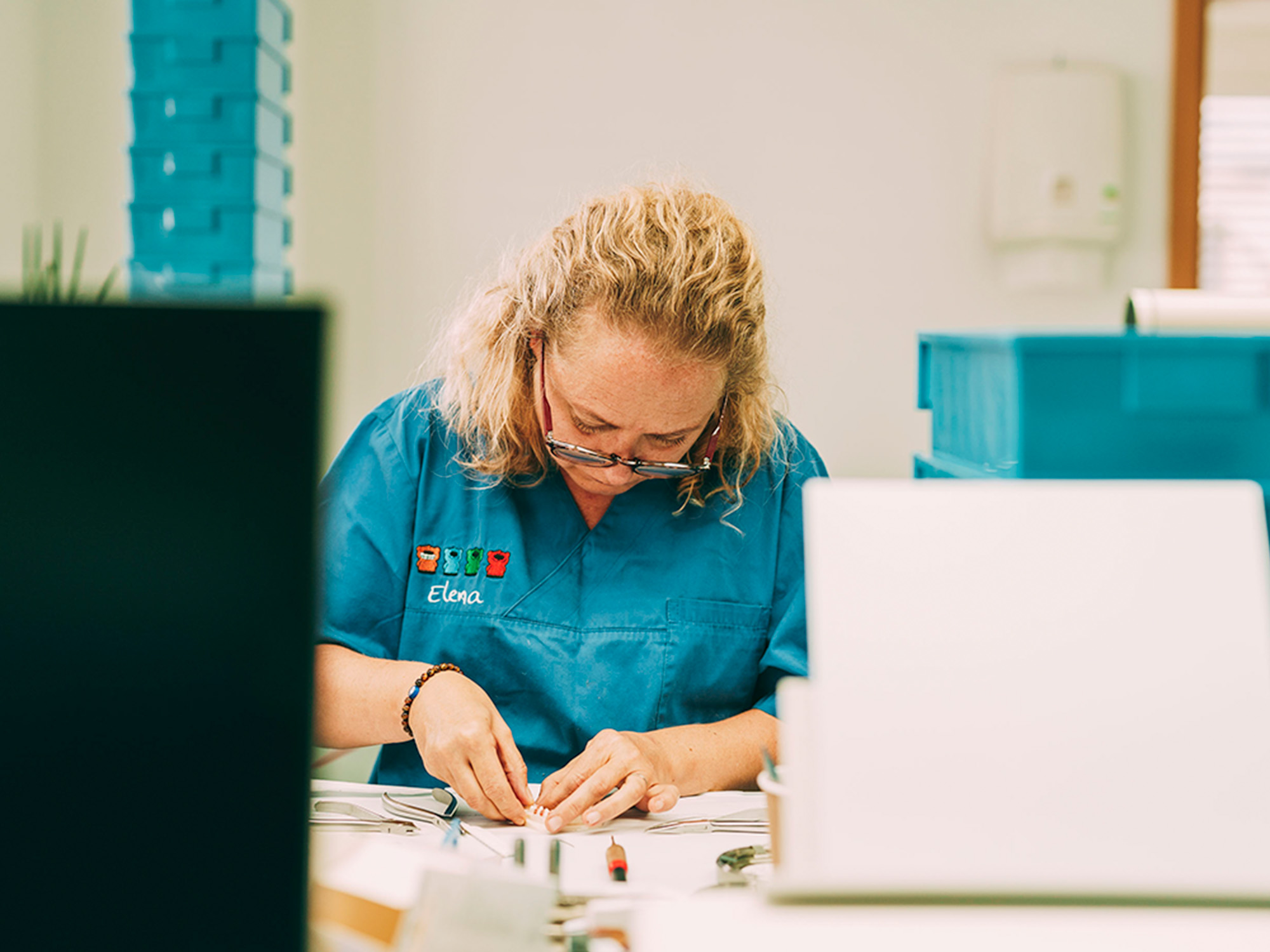 Eine Mitarbeiterin bereitet sorgfältig Materialien für die Kieferorthopädie bei docs & bears in Ditzingen vor.