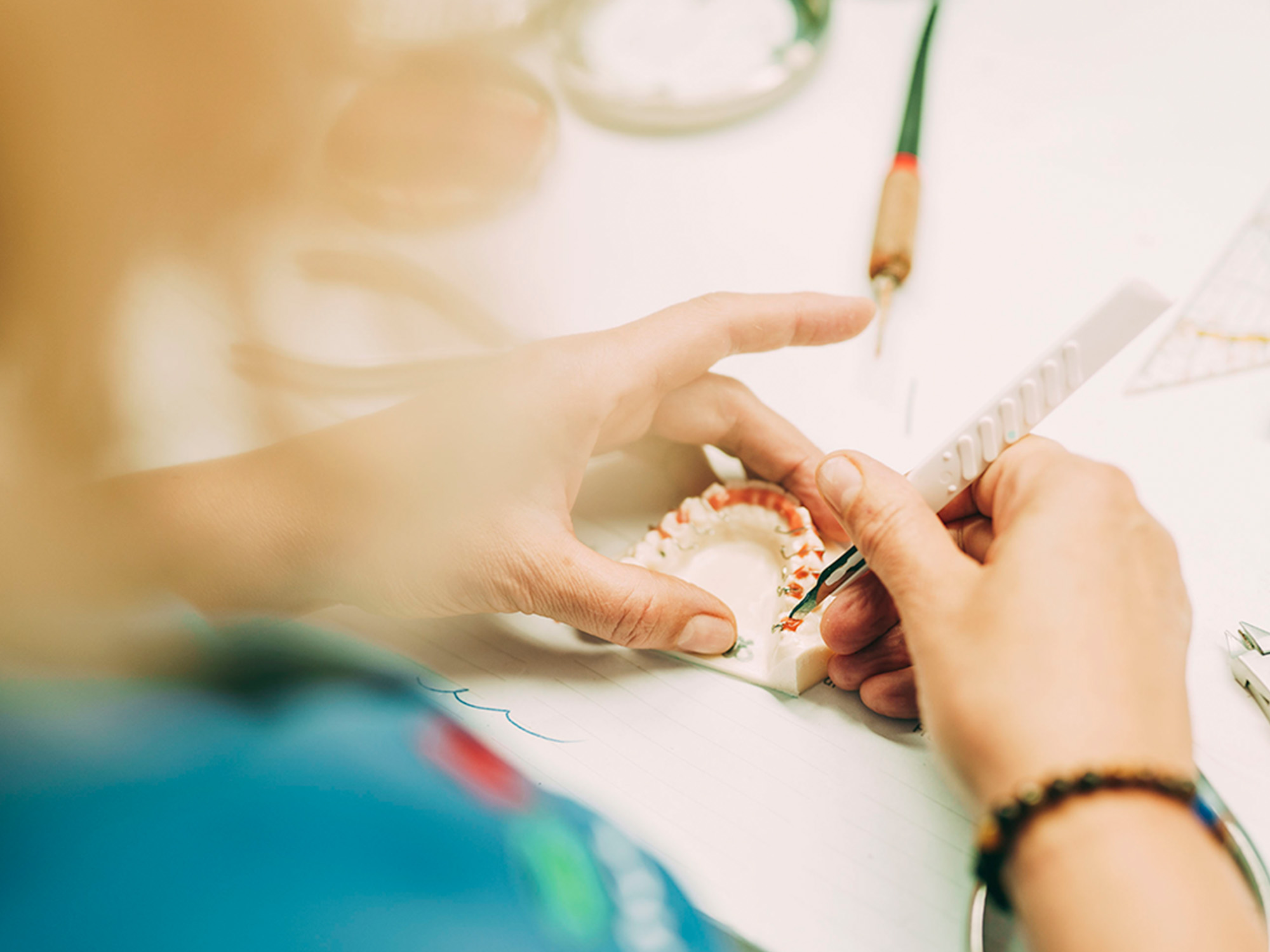 Die Kieferorthopädie docs & bears in Ditzingen fertigt präzise Zahnspangenmodelle für eine optimale Zahnbehandlung.